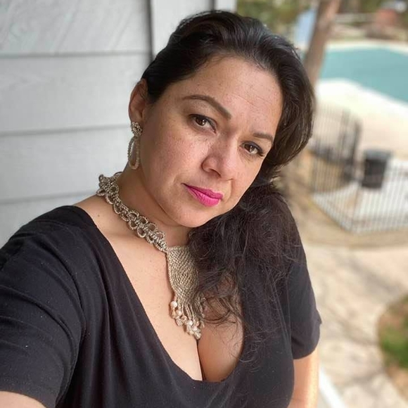 Profile Picture of Nidia Alvarado (@niai1979) on Poshmark
