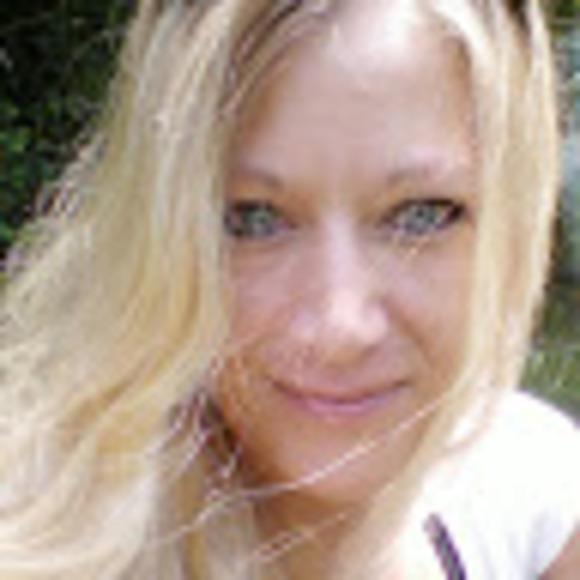 Profile Picture of Amy Auchtung (@qasabutton) on Poshmark