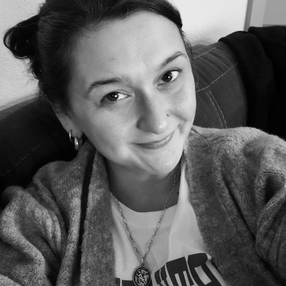 Profile Picture of Amanda Gribble (@mandaree3) on Poshmark