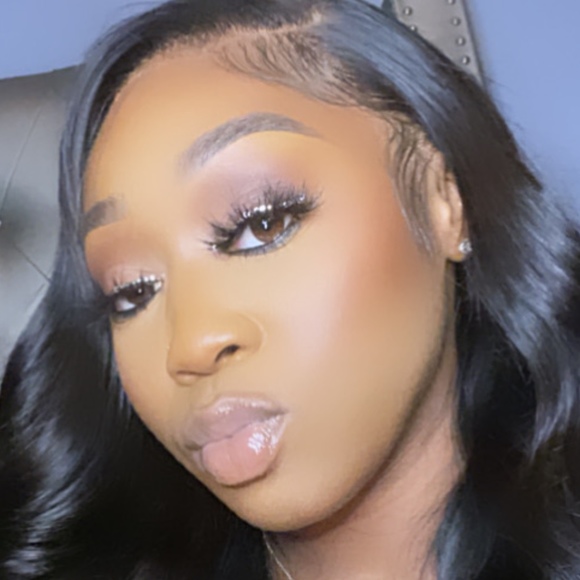 Profile Picture of Ariel Elliott (@arielelliott) on Poshmark