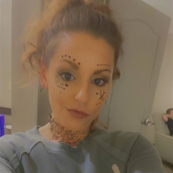 Profile Picture of Leann Hizer (@khizer0225) on Poshmark