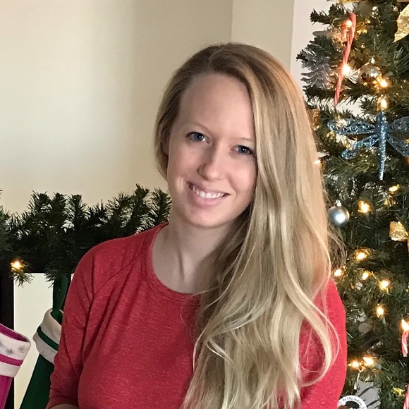 Profile Picture of Lara Jacobson (@lara_jacobson) on Poshmark