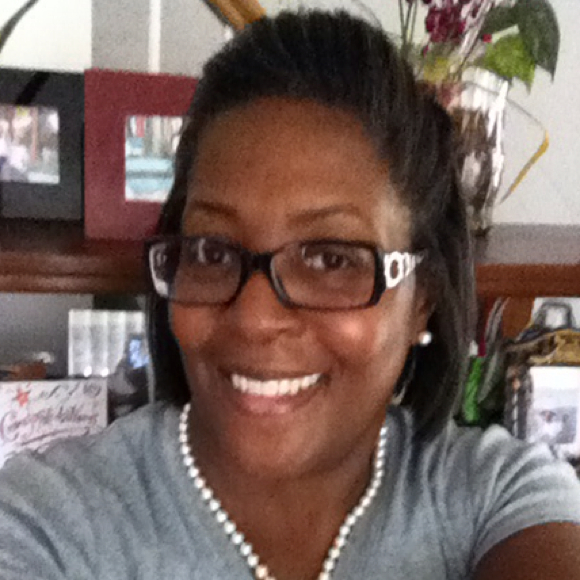 Profile Picture of Robin Pettiford (@robbiedi) on Poshmark