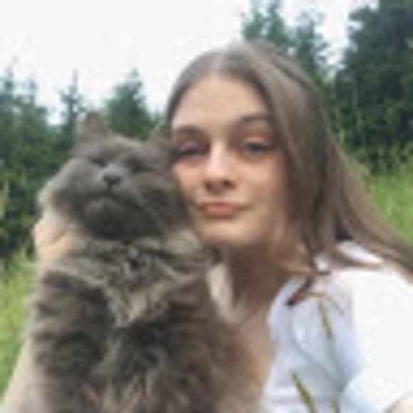 Profile Picture of Alysa Violet (@alysa_violet) on Poshmark