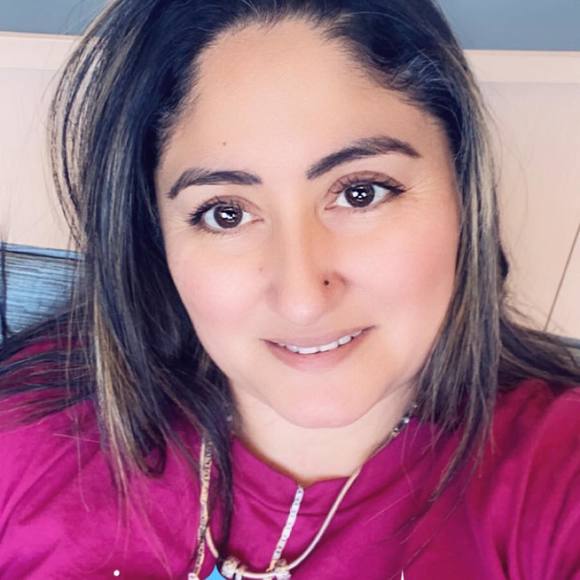 Profile Picture of Ivonne Alvarez (@e4866a1) on Poshmark