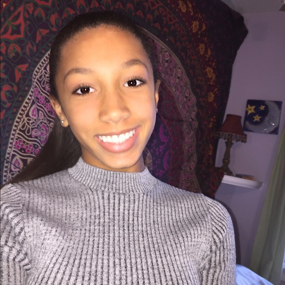 Profile Picture of Olivia Lowery (@livgrace294) on Poshmark