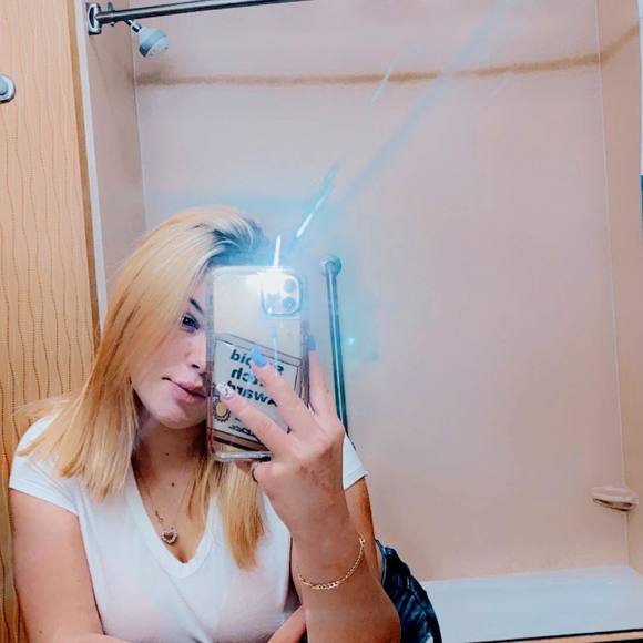 Profile Picture of Haley Simonson (@haley_love_xo) on Poshmark