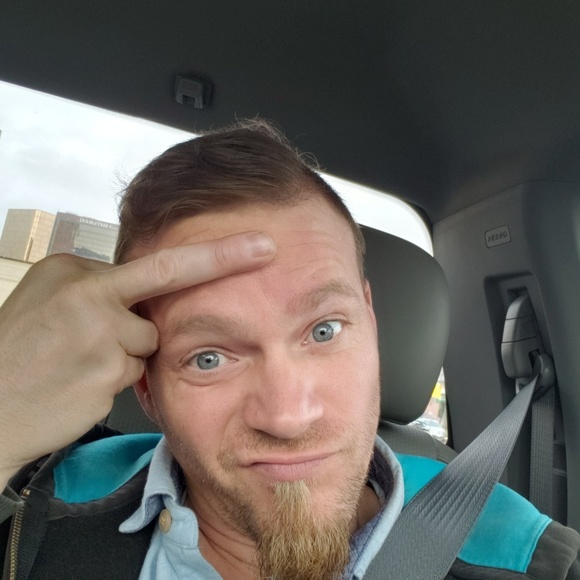 Profile Picture of Shannon Dozzi (@shannondozzi) on Poshmark