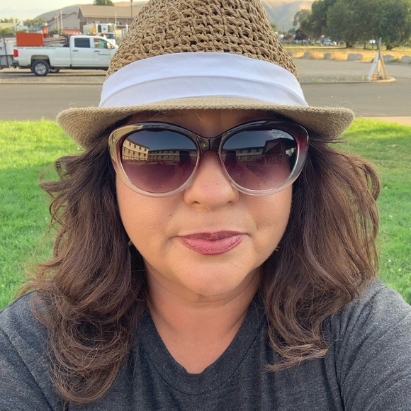 Profile Picture of Yolanda Atler (@londalou1) on Poshmark