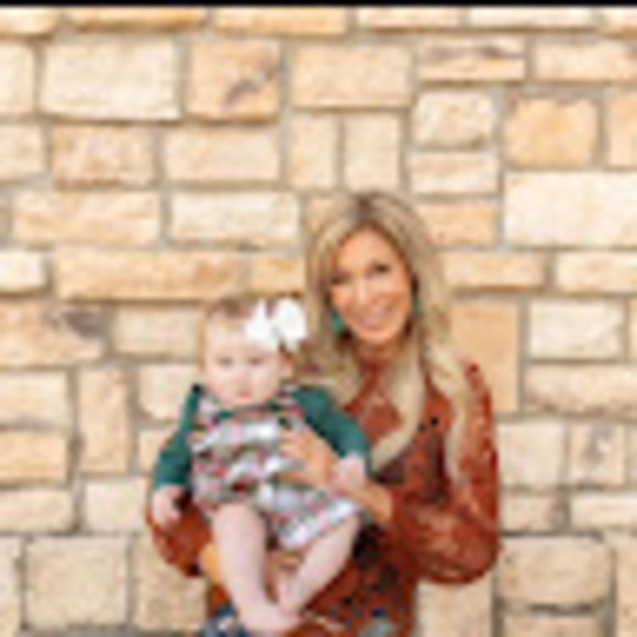 Profile Picture of Joelle Kahn (@joellekahn) on Poshmark