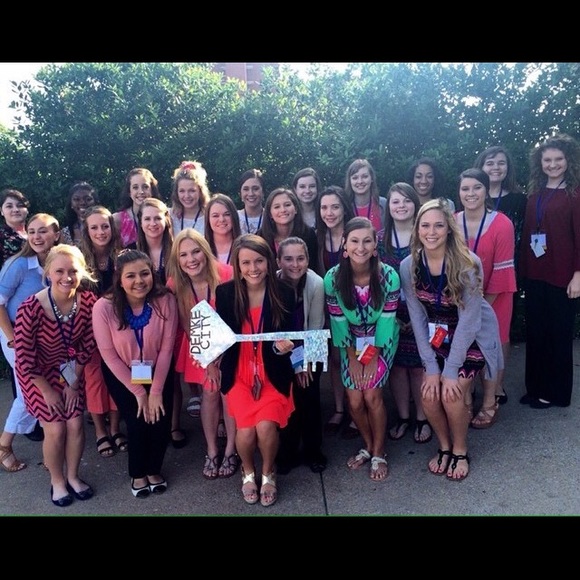 Profile Picture of Gabrielle Wagner (@gabbywag14) on Poshmark