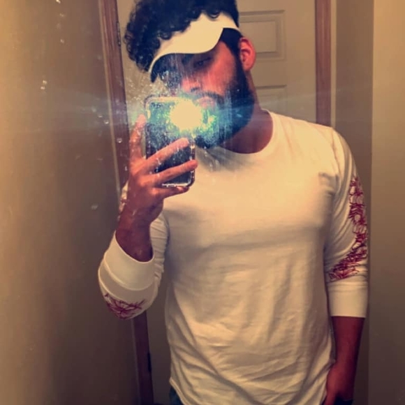 Profile Picture of Aaron Garcia (@aaron234515) on Poshmark