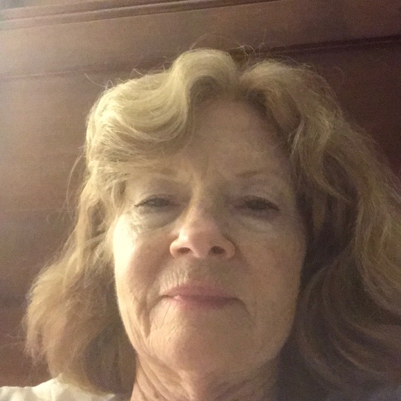 Profile Picture of Sindy Surratt (@sinark12) on Poshmark