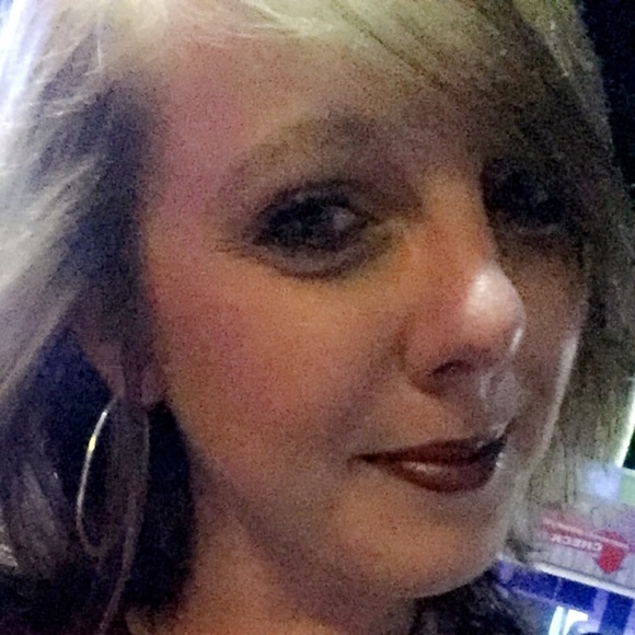 Profile Picture of Samnantha Lindgren (@lindy1014) on Poshmark