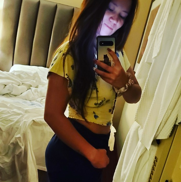 Profile Picture of Lore Vejarano (@lorev) on Poshmark