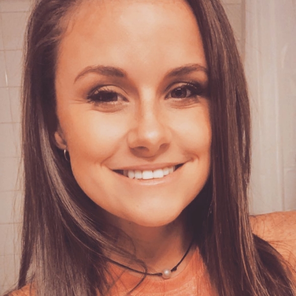 Profile Picture of Adriana Sutherland (@adrimarie16) on Poshmark