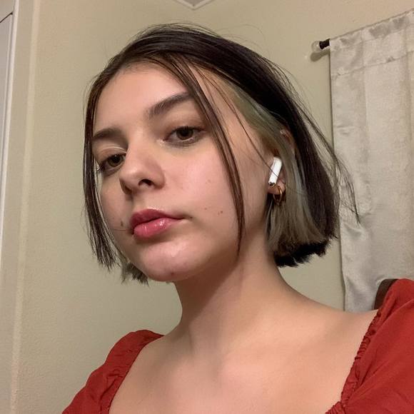 Profile Picture of Brooklyn Gillihan (@b_gillihan) on Poshmark