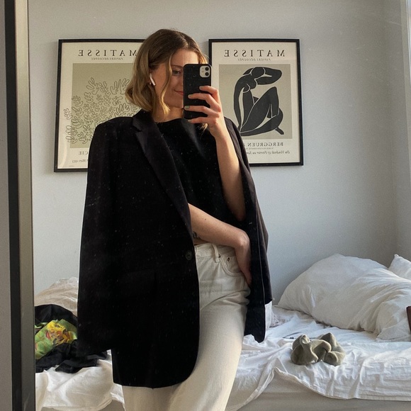 Profile Picture of Caitlin Dertinger (@caitedertinger) on Poshmark