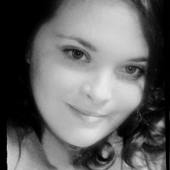 Profile Picture of Amanda Colozza (@acolozza21) on Poshmark