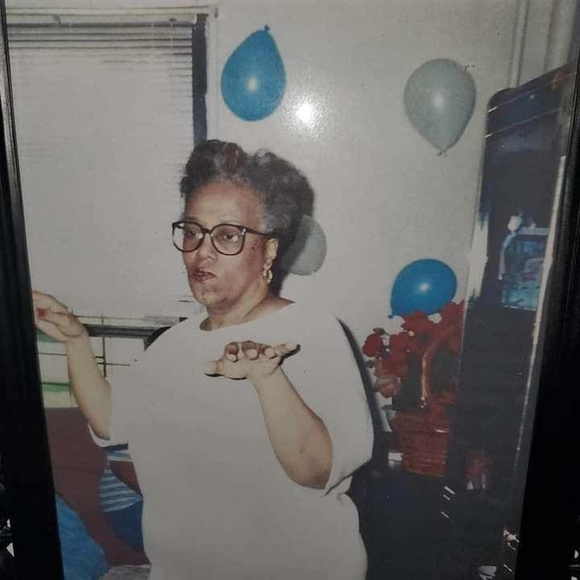 Profile Picture of Dawn Williams (@dawwil80) on Poshmark