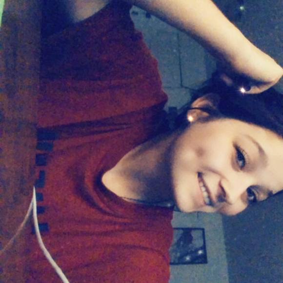 Profile Picture of Skylar Nofsinger (@skylarr97) on Poshmark