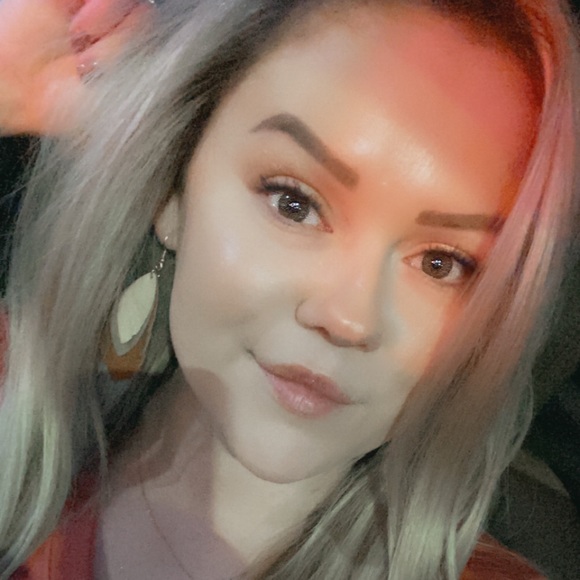 Profile Picture of Crystal Reinhardt (@crystalreinhard) on Poshmark
