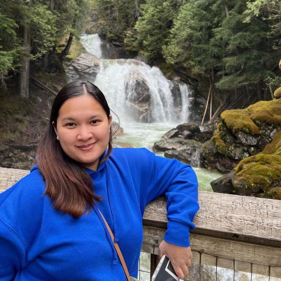 Profile Picture of Zsarmae kim Labuntog (@zlabuntog) on Poshmark