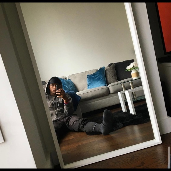 Profile Picture of Jeffrey Simon (@jhayfresko) on Poshmark