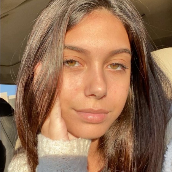Profile Picture of Vanna Fleck (@vanjoyy) on Poshmark