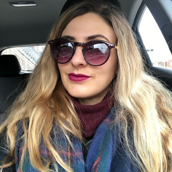 Profile Picture of Laureline Winter (@laureonline) on Poshmark