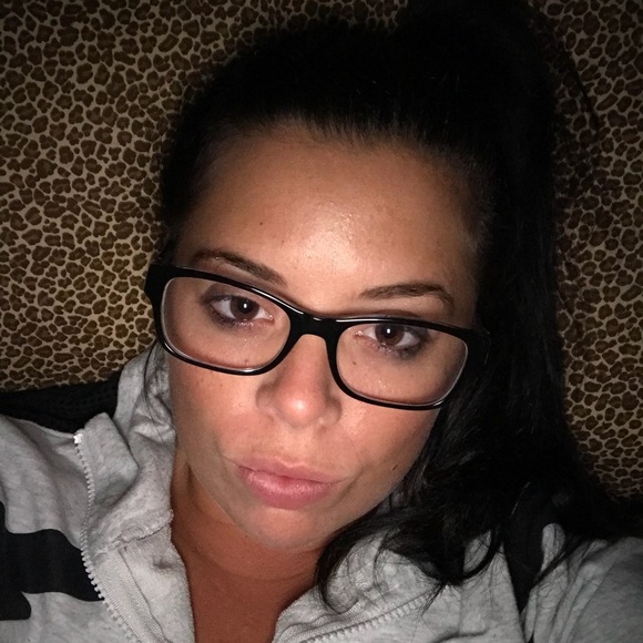 Profile Picture of Samantha Pingor (@beyoutiful242) on Poshmark