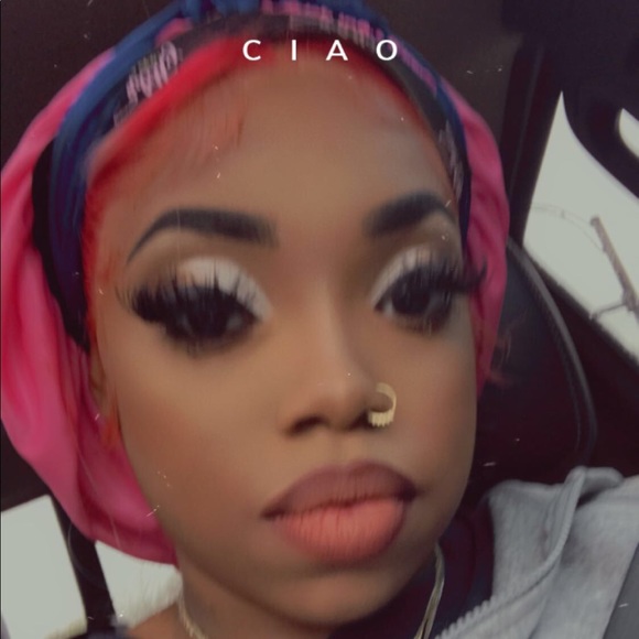 Profile Picture of Lanya Henry (@lanyahenry) on Poshmark