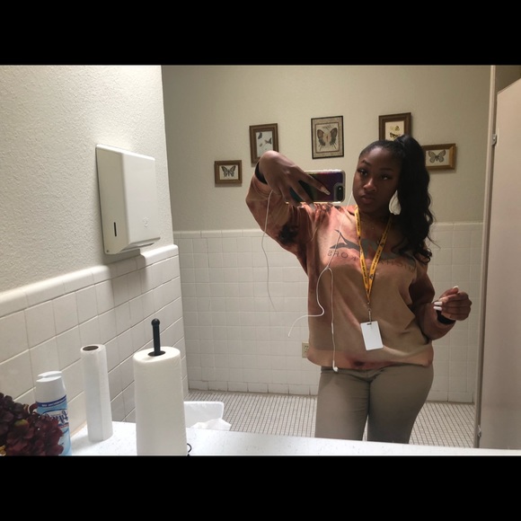 Profile Picture of Deedee Gunnell (@deedeegunnell) on Poshmark