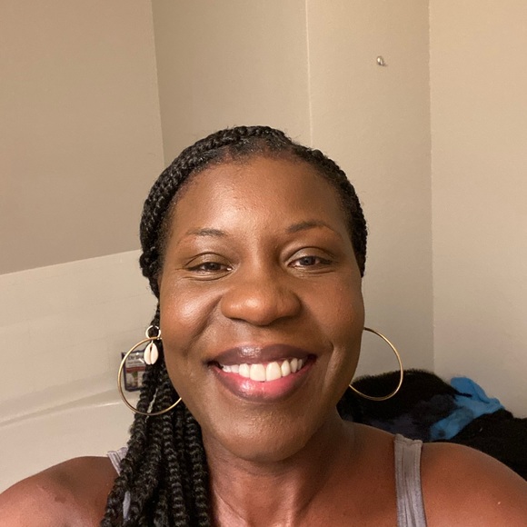 Profile Picture of Danielle Frederick (@daniellefred401) on Poshmark
