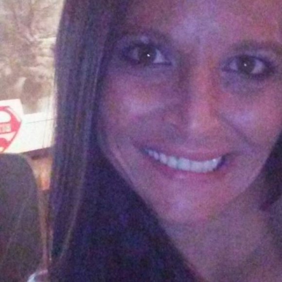 Profile Picture of Victoria Frizzell (@victoriafrizzel) on Poshmark