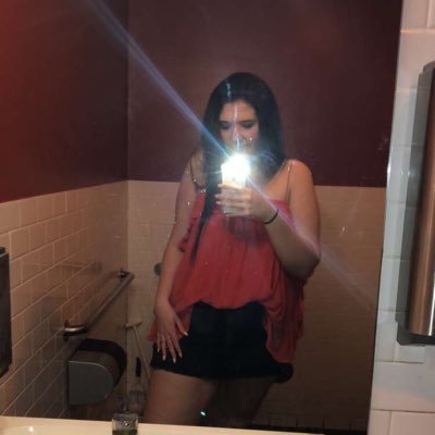 Profile Picture of Caroline Bennett (@_carolinasunset) on Twitter