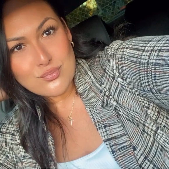 Profile Picture of Karina Velasquez (@karinalisbet) on Poshmark
