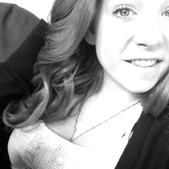 Profile Picture of Lexi Affield (@lexi_2568) on Poshmark