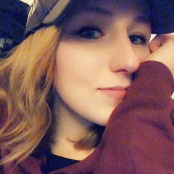 Profile Picture of Lauren Wigal (@laurenlegacyy) on Poshmark