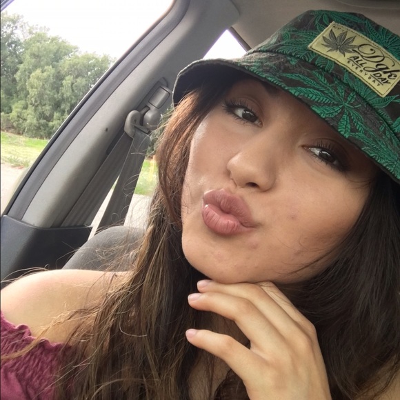 Profile Picture of Eilene Mariah (@mariah_01) on Poshmark