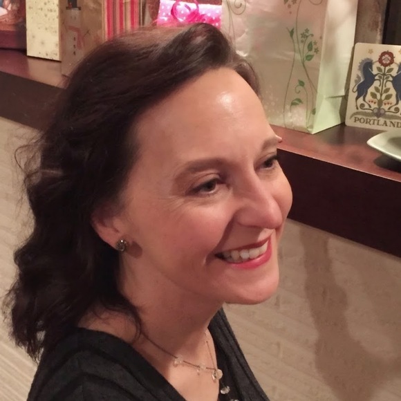 Profile Picture of Holly Macfee (@hollymacfee) on Poshmark