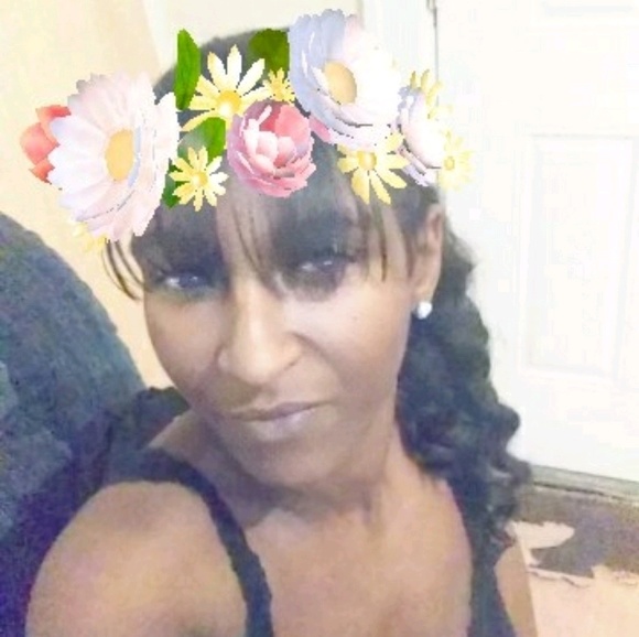 Profile Picture of Melvenia Boome (@melveniab) on Poshmark