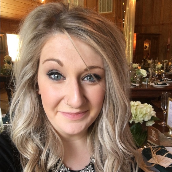 Profile Picture of Charlotte Hillmann (@c_hillmann) on Poshmark