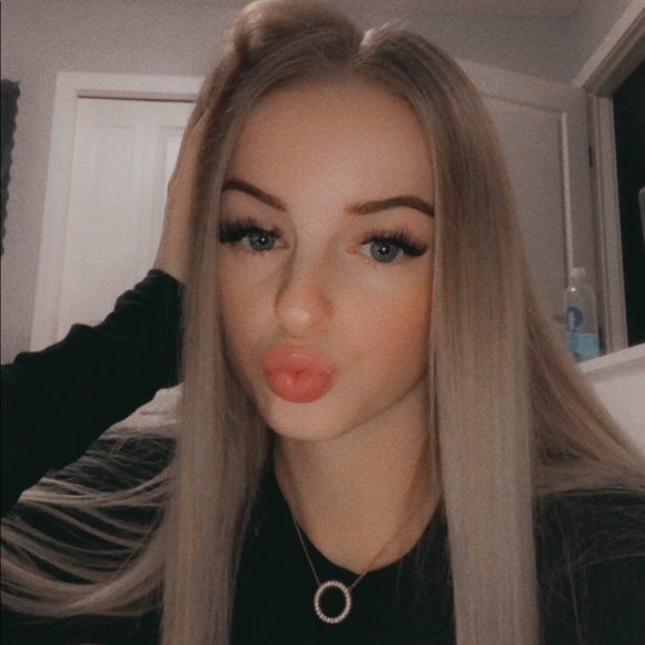 Profile Picture of Kalei Myren (@kaleiimyren) on Poshmark