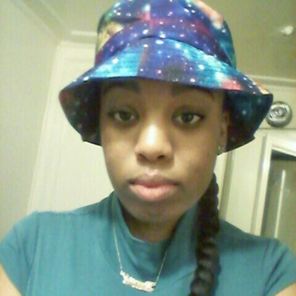 Profile Picture of Demesia Glasco (@memi313) on Poshmark