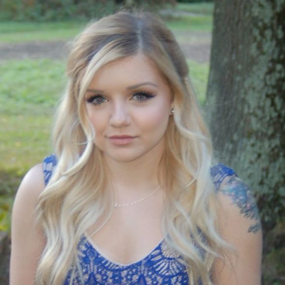 Profile Picture of Abbey Sherback (@sherabbe) on Poshmark