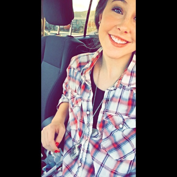 Profile Picture of Jenna Compton (@jennatylor) on Poshmark