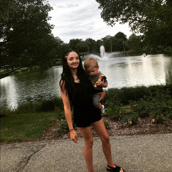 Profile Picture of Renee Nelson (@rxorn_) on Poshmark
