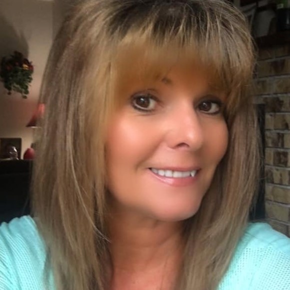 Profile Picture of Teri Degeus (@teresaengberg) on Poshmark