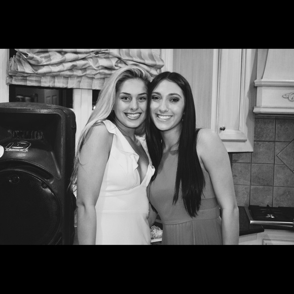 Profile Picture of Alexah Stutes (@alexahstutes) on Poshmark